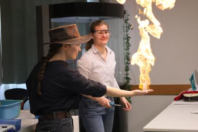 Gefährliche Abenteuer absolvierte Indiana Jones (gespielt von der Q12-Schülerin Amelie Kloster) mit Hilfe der Chemie.