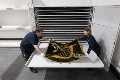 Eine Fahne wird in einem Spezialschrank eingelagert