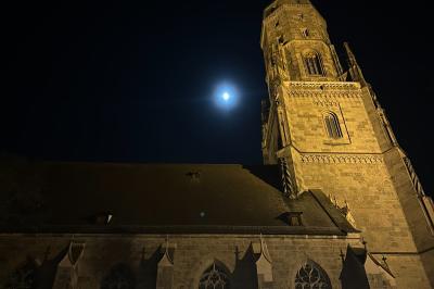 Der Turm „Daniel“ der St.-Georgs-Kirche bei Nacht. 