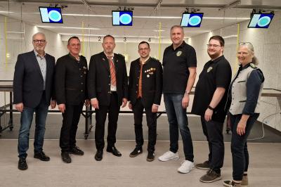 v.l.n.r.: 1. Bürgermeister und Schützenkommissar Karl Rehm, 1. Schützenmeister Christian Pelz, 2. Schützenmeister Stefan Gayr, 1. Sportwart Matthias Grünwald, Schatzmeister Thomas Göbel, 1. Schriftführer Julian Dreier, 1. Gauschützenmeisterin Heike Wildfeuer-Fick