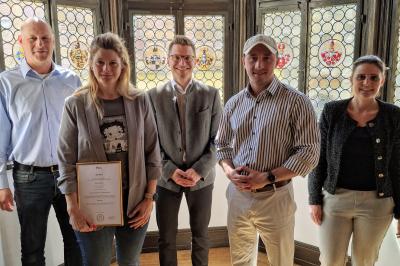 Bei einer Feierstunde im Rathaus gratulierten Oberbürgermeister David Wittner (3. v. r.), Personalleiterin Michaela Eisele (1. v. r.) und der Leiter der Bäderbetriebe Martin Gruber (1. v. l.) den Mitarbeitenden Nicole Hofmann und Stefan Fischer zu ihren erfolgreich abgeschlossenen Weiterbildungen.