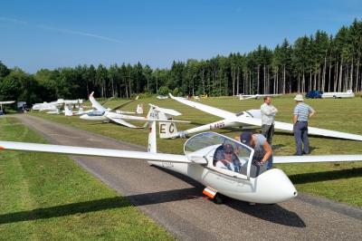 Pünktlich zum Bundesliga-Beginn am kommenden Wochenende stehen die Segelflieger wieder aufgereiht am Stillberghof – wenn das Wetter mitspielt.