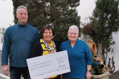 Die Spendensumme von 1.500 Euro wurde an Frau Rosmarie Schweyer vom Verein Glühwürmchen e.V. durch die Vorsitzenden des Kreis-Chorverbandes Nordschwaben Frau Marion Schauer und Herrn Oliver Hertle übergeben.