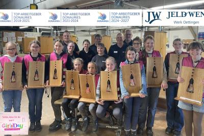 Das Bild zeigt vorne die Teilnehmerinnen und in der hinteren Reihe die Ausbilder:innen und Betreuer:innen.