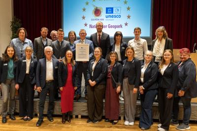 V. l. n. r. oben: Bürgermeisterin Bergdolt, Bürgermeister Heydecker (beide Vorstand Geopark Ries e. V.), Dr. Gösta Hoffmann (Dt. UNESCO-Kommission), OB David Wittner, Dr. Marlen Meißner (Dt. UNESCO-Kommission), Harald Herrmann (Auswärtiges Amt), Team Geopark Ries e. V., Mitte unten (in Rot): Heike Burkhardt (Geschäftsführerin Geopark Ries e. V.)