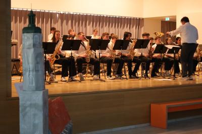 Beim Jazz-Kunst-Abend begeisterte die Bigband des THG unter dem Dirigat von Andreas Nagl auf der Bühne ebenso wie die Kunstwerke in der Aula, wie z.B. das Modell von Daniel und St. Georgs-Kirche im Maßstab 1:47.