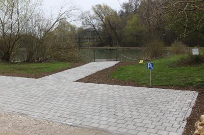 Behindertengerechte Parkplätze und Angelplätze wurden angelegt.