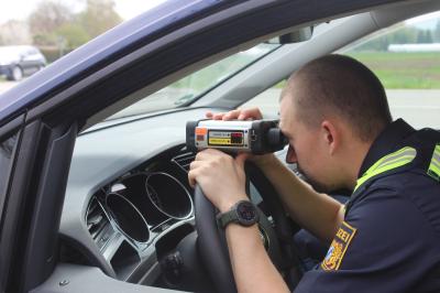 Auf der B16 bei Donauwörth wurde beim Blitzermarathon 2026 das Tempo mit einer Laserpistole kontrolliert.