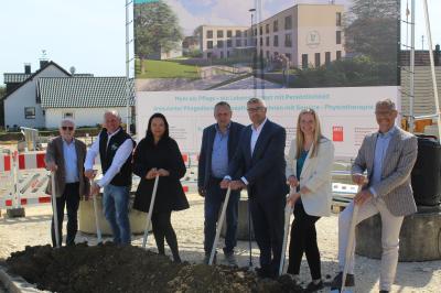 Mit dem Spatenstich beginnt nach zweijähriger Planungsphase der Bau des Seniorenhauses.