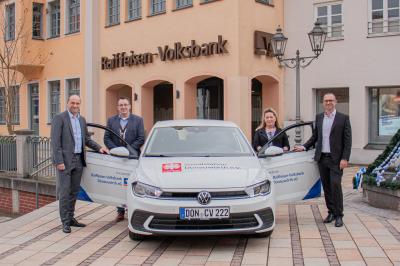 Die beiden Vorstände der Raiffeisen-Volksbank Donauwörth eG Alexander Lehmann (links) und Hubert Wöger (rechts) übergeben das neue VRmobil an Geschäftsführer Branko Schäpers und Pflegekraft Daniela Gail vom Caritasverband des Landkreis Donau-Ries.