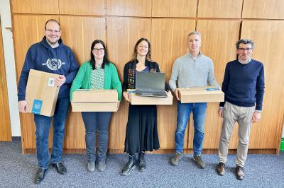 V.l.n.r.: Elternbeiratsvorsitzender Holger Hämmerlein, Lehrkräfte Claudia Mederle und Lena Hopfinger, Fördervereinsvorsitzender Karl-Heinz Riehm, Schulleiter Manuel Streubert.