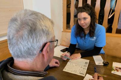 Lisa Laininger führt einen Gedächtnistest durch