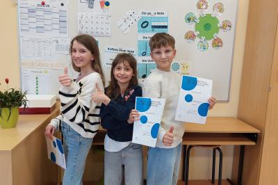 Linda Weißgerber, Leni Stöcklein und Aaron Sengenberger freuen sich über ihren Preis 