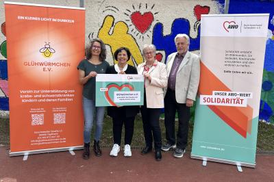 Der Glühwürmchen e. V. unterstützt den Neubau der Sophie-Scholl-Schule mit einer beachtlichen Summe. Über die Spende freuen sich, von links: Martina Lang (Schatzmeisterin, Glühwürmchen e. V.), Rosmarie Schweyer (1. Vorsitzende, Glühwürmchen e. V.), Brigitte Protschka (Präsidentin, AWO Schwaben) und Horst Winter (Vorsitzender, AWO Kreisverband Neuburg).