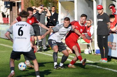 Spielszene vor den Trainerbänken.