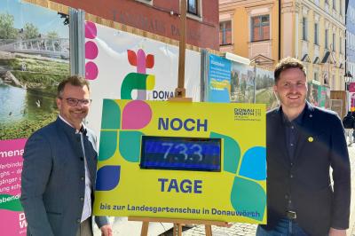 Oberbürgermeister Jürgen Sorré (l.) und Geschäftsführer Patrick Wörle verkünden: In 733 Tagen beginnt die Landesgartenschau in Donauwörth! 