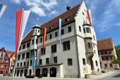 Der traditionelle Stabenfestumzug zieht am Montag, 11. Mai 2026, ab 9.30 Uhr wieder durch die Nördlinger Innenstadt. Während des Umzugs kommt es entlang der Zugstrecke zu zeitweisen Straßensperrungen. Am Stabenmontag bleiben zudem die städtischen Verwaltungseinrichtungen geschlossen.