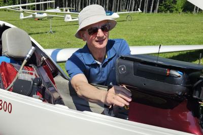 Bernhard Hämmerl bereitet das Cockpit seines Segelflugzeugs für einen Bundesliga-Flug vor.