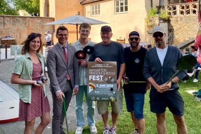 Freuen sich auf die Lange Nacht des Minigolfs: (v.l.n.r.). Nina Thorwart (Organisation Boule), Oberbürgermeister David Wittner, DJ Benno, Ralf „Ralla“ Kluge (Platzbetreiber), Christian „Schnippi“ Friedrich (Boule-Spielergemeinschaft) und Martin Wagner (GAS Food & Beverage).