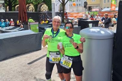 Das Foto kurz nach dem Zieleinlauf im Zielbereich, links Hans Niederhuber, rechts Sabrina Lawatschka.
