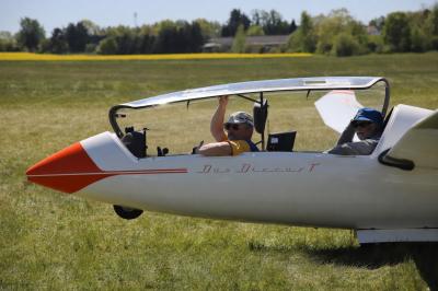 Das Donauwörther Duo startklar im Segler „Duo Discus“: Peer Zitzmann (links) und Ovidiu Chrican nahmen am Segelflug-Wettbewerb in Klix teil.