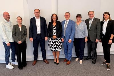 Auf dem Bild von links nach rechts:   Andreas Fischer, Fachbereichsleiter Sozialwesen, Landratsamt Donau-Ries  Sandra Langner, Abteilungsleiterin Soziales, Landratsamt Donau-Ries  Norbert Gehring, Geschäftsführer operativ, Agentur für Arbeit Donauwörth  Silke Königsberger, Vorsitzende der Geschäftsführung, Agentur für Arbeit Donauwörth  Stefan Rößle, Landrat Landkreis Donau-Ries  Monika Holzmann, Geschäftsführerin Jobcenter Donau-Ries  Josef Meyer, Vorsitzender des Verwaltungsausschusses der Agentur für Arb