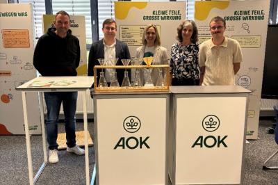 Freuen sich gemeinsam über den Stopp der NachhaltICHkeitsArena in Rain (v.l.n.r.): Rektor Christian Sattich, Zweiter Bürgermeister Manuel Paula, Lehrkraft Melanie Eubel, AOK-Gesundheitsfachkraft Cornelia Zink und Jonas Landes.