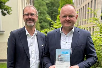Auf dem Bild zu sehen (von links): Vorstandsmitglied Michael Scholz mit Firmen- und Kommunalkundenberater Josef Herrmann.