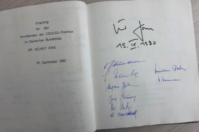 Helmut Kohl war am 19. September 1980 im Rahmen des Bundestagswahlkampfes in Donauwörth. Obwohl Franz Josef Strauß (CSU) der Kanzlerkandidat der Union für die Bundestagswahl am 5. Oktober 1980 war, unterstützte Helmut Kohl als CDU-Vorsitzender und Oppositionsführer den Wahlkampf aktiv.