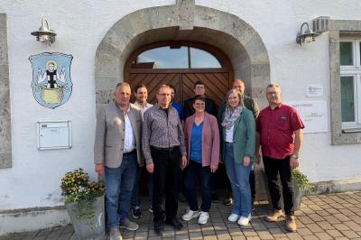 Vorne v.l.n.r.: Bürgermeister Xaver Berchtenbreiter, Markus Grandy, Pewtra Leinfelder, Tina Bschorr, Ulrich Schildenberger; hinten v.l.n.r.: Dominik Blank, Michael Sauset, Manfred Eberhardt, Achim Knöferl