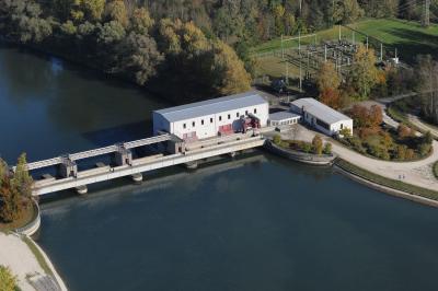 Das Kraftwerk Feldheim erzeugt im Verbund mit den vier Lechkraftwerken Ellgau, Oberpeiching und Rain jährlich 220 Millionen Kilowattstunden Strom aus erneuerbarer Energie für mehr als 80.000 Haushalte 