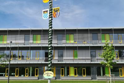 Maibaum auf Schulplatz der Realschule und Mittelschule Rain