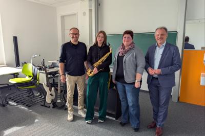 Schulleiter Tobias Freißler, Schülerin Lea Mohs, Musiklehrerin Isabella Dorner, MB Bernhard Buchhorn