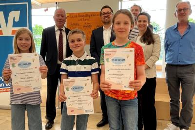 Mathematik-Sieger im Landkreis: Marleen, Noah und Erick (v.l.n.r.) aus der Klasse 3c der Grundschule Oettingen fahren zum schwäbischen Finale nach Augsburg. 