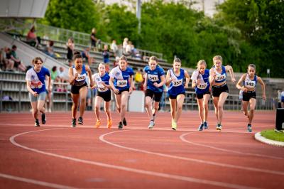 Start zum Zeitlauf über 800m der weiblichen Jugend