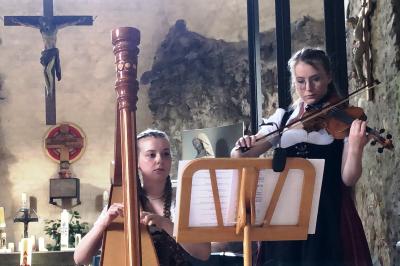 Die Schwestern Anna und Mia Berger. 