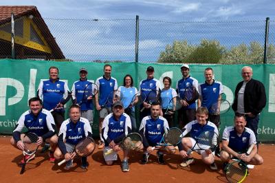 Vor der Werbebande ihres Sponsors Fab Plus: Die Damen- und Herrenmannschaften der Tennis-Sparte des SV Donaumünster mit dem geschäftsführenden Gesellschafter Peter Marx bei der Trikotübergabe.