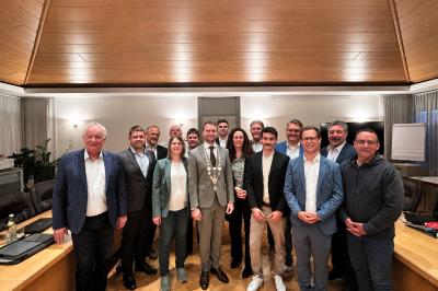 Der neue Gemeinderat der Gemeinde Asbach-Bäumenheim (von links): Manfred Seel, Manuel Uhl, Michael Haller, Hansrobert Schimmer, Bianca Uhl, Otto Uhl, Bürgermeister Florian Mittler, Simon Lechner, Heike Hippe, Andreas Mayer, Johannes Mayer, Peter Naumann, Frederik Hintermayr, Roland Neubauer und Lars Maier. Auf dem Bild fehlen die Gemeinderäte Benedikt Gerstner und Werner Rauch. 