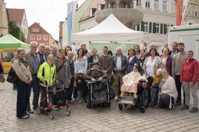 Beim Aktionstag trafen sich die VertreterInnen der Arge OBA und Inklusionsrat, Oberbürgermeister und Stadträte sowie Vorstand und Aufsichtsrat der Lebenshilfe.