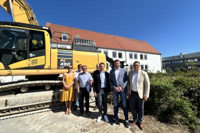 Am 26. Mai starteten die Außenabbrucharbeiten an der Grund- und Mittelschule in Asbach-Bäumenheim. Auf dem Bild zu sehen (von links): Sarah Kulartz (stellv. Projektleitung Neubau Schule und Hallenbad), Florian Trinkl (Sauer Bau & Projektentwicklung GmbH), Kurt Niebler (Projektleitung Neubau Schule und Hallenbad), Dietmar Goll (Architekturbüro Krug Großmann), Florian Mittler (Bürgermeister Asbach-Bäumenheim), Stephan Kreuzer (Bürgermeister Mertingen) und Peter Naumann (Schulverband Asbach-Bäumenheim). 