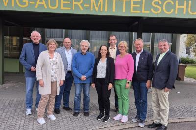 Der Förderverein der Ludwig-Auer-Mittelschule hielt seine Hauptversammlung 2026 ab. Die Vorstandschaft v. links Jörg Fischer, Rektorin Heike Ritzka, die Revisoren Simon Srownal und Dr. Ralf Loitzsch, Schriftführerin Christine Hörmann, Elternbeirat Stefan Görlich, Beisitzerin und Schulreferentin Bärbel Stahl, 1. Vorstand Werner Freißler und Beisitzer Bürgermeister Albert Riedelsheimer. Es fehlen Schatzmeister Helmut Meyer und 2. Vorstand Josef Reichensberger.