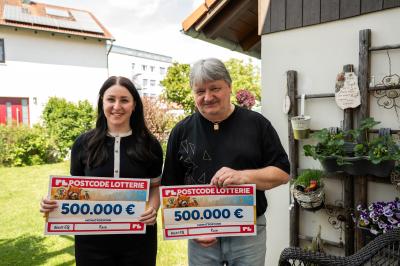 Die beiden Gewinner*innen Simone und Bojan freuen sich über insgesamt 1. Million Euro.