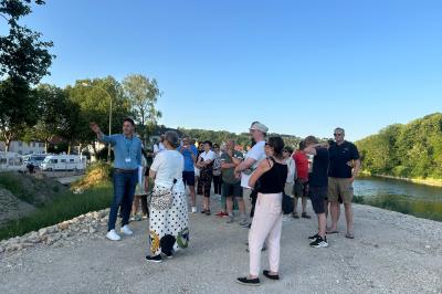 Patrick Wörle (links) führt Interessierte über das zukünftige Gelände der Landesgartenschau in Donauwörth. 
