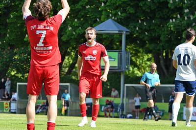 Eric Adam (Nr. 7) und Dennis Lechner freuen sich nach dem 3:1 