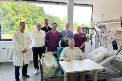 v.l.n.r.: Prof. Dr. med. Bernhard Kuch (Direktor der Klinik für Innere Medizin; Harald Minder (Präsident Lions Club-Ostalb Ipf) Jochen Wengert (Lions-Club Ostab-Ipf), Marco Halbmeyer (Stationsleitung Intensiv), Dr. med. univ. Anne Kullick (Ltd. Oberärztin Intensivstation), Anne Trittel (stellv. Stationsleitung Intensiv), vorne Lothar Meier