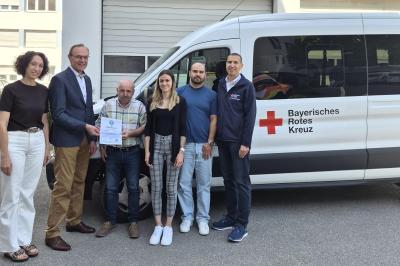 v.l.n.r. Nicole Uhl (BRK-Fahrdienst), Johann Natzer (BRK-Kreisvorsitzender), Norbert Schuster (Sachgebietsleiter BRK-Fahrdienst), Viviana Popolo (BRK-Fahrdienst), Viktor Nau (BRK-Fahrdienst), Arthur Lettenbauer (BRK-Kreisgeschäftsführer) 