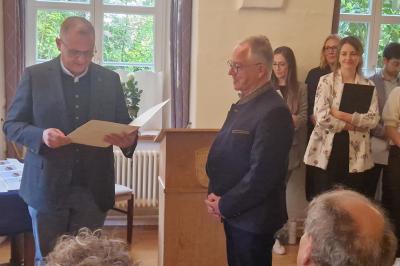 Johann Kandler erhält von Bürgermeister Marcus Späth Urkunde und Auszeichnung für 52 Jahre verantwortungsvolle Tätigkeit als Kassierer beim Soldaten- und Kameradschaftsverein Tapfheim.