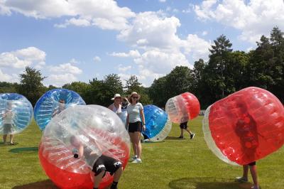 Sieben Mannschaften begegneten sich am Mittwoch, den 27. Mai, beim Bubble Soccer Turnier der Gemeindlichen Jugendarbeit Wemding und Nördlingen. In den aufblasbaren, transparenten Bubblebällen wurden jeweils innerhalb von 5 Minuten die 21 Partien gegeneinander ausgetragen. 