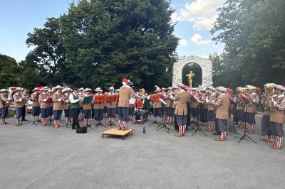 Auftritt im Mirabellgarten in Salzburg bei bestem Wetter.