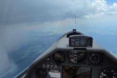 In fast 3000 Meter Höhe spendeten die Wolken am vergangenen Wochenende dem Segelflugzeug etwas Schatten.